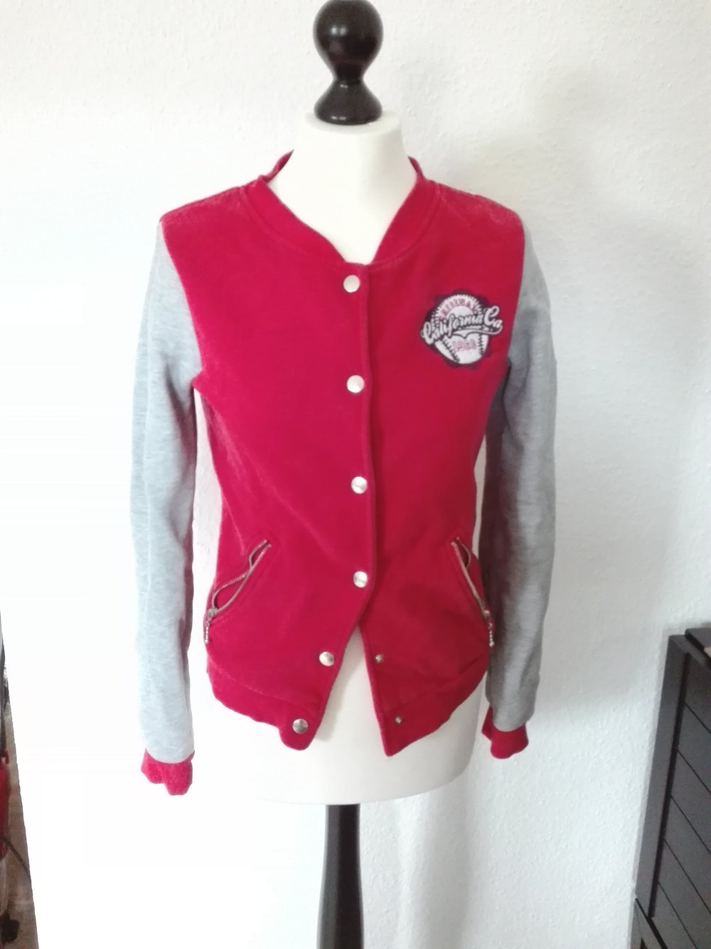 Grau-Rote Collegejacke