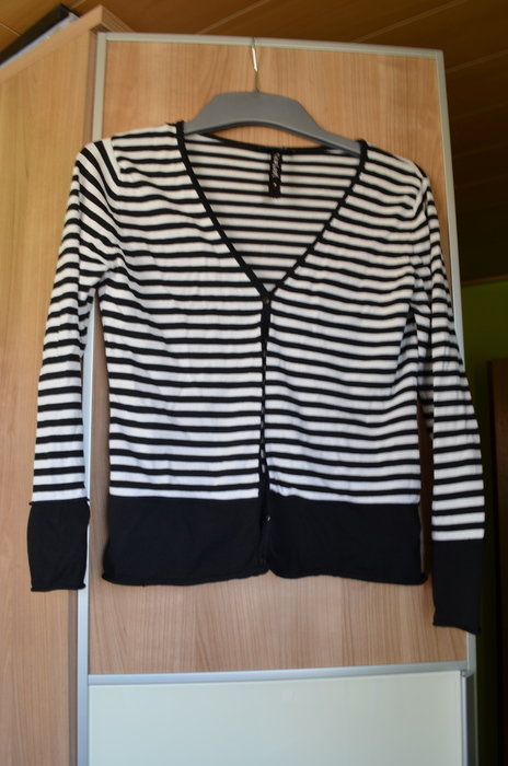 schwarz weiß gestreifte Cardigan