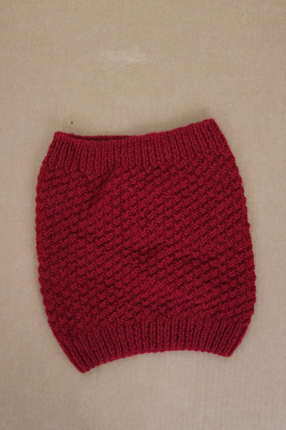 Handgestrickter Schlauchschal in herzhaftem Rot