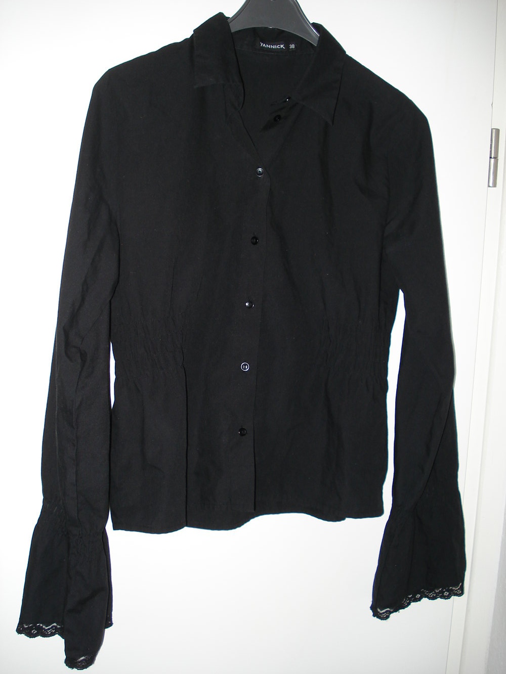 schwarze Bluse mit Trompetenärmeln