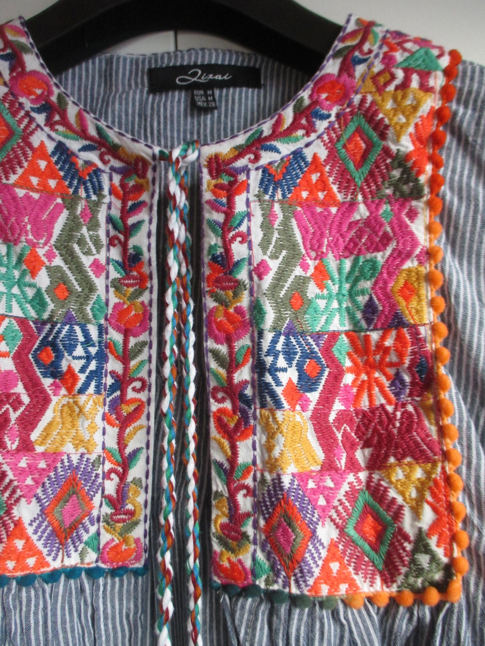 zuckersüßer Cardigan aus festem Webstoff, blau - weiß gestreift, vorderseitig und rückseitig bunt bestickt, Folklore, Stickereien, Glöckchen & bunte Pompös an der Kordel, Gr. 36 / 38 