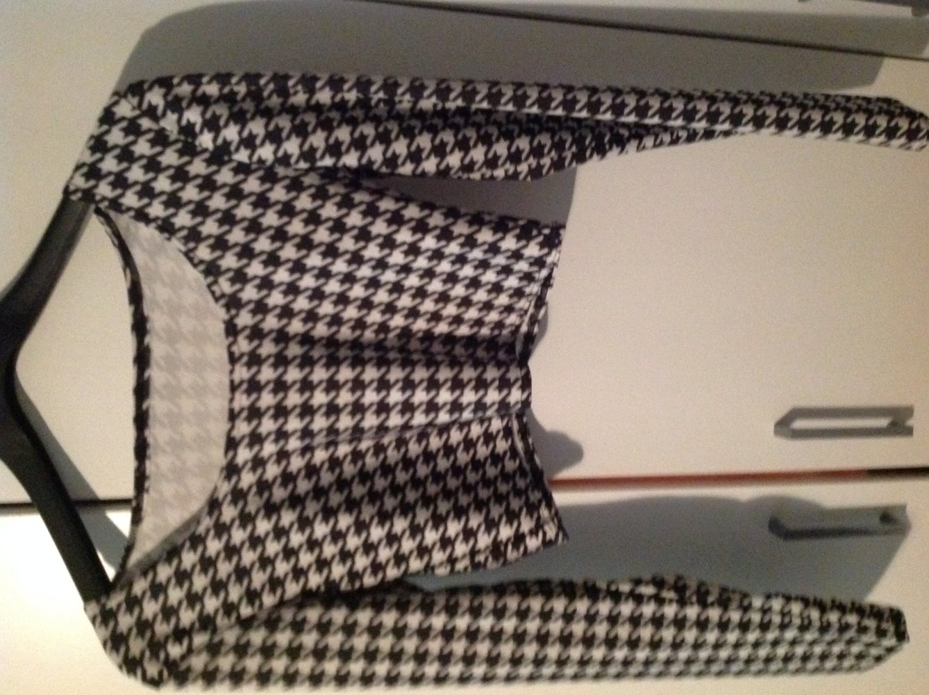 Schwarz-weißes, kurzes oberteil