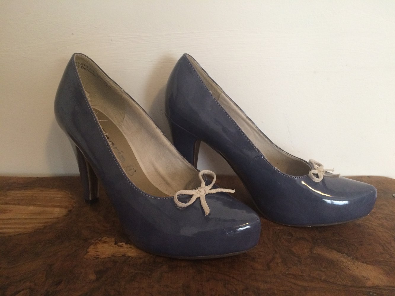 blaue Pumps Lack blaugrau mit Schleife