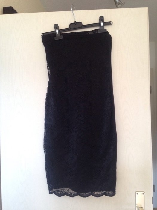 Schwarzes Schlauchkleid aus Spitze