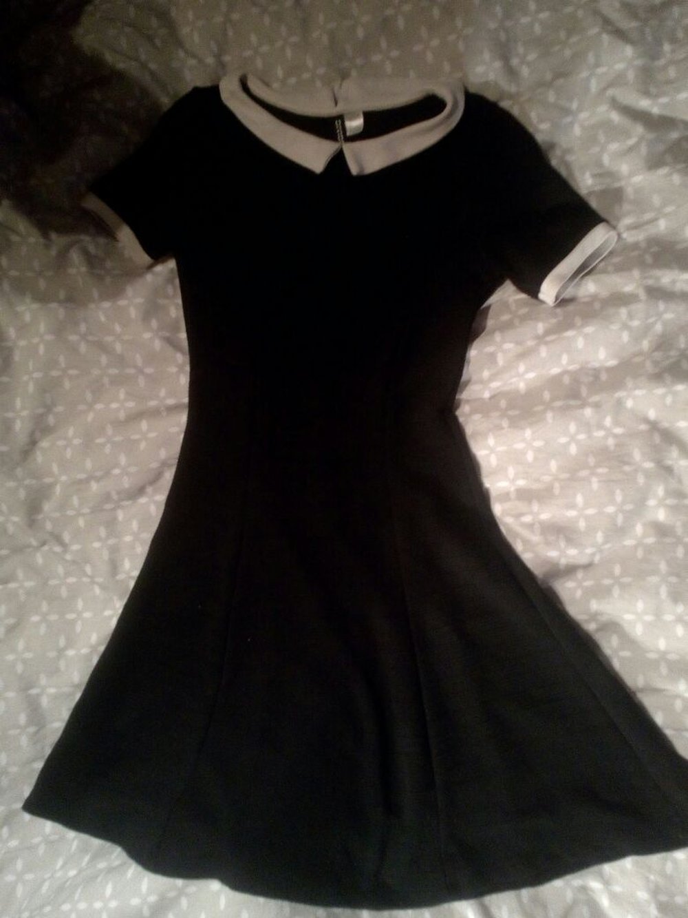 schwarzes Kleid mit weißem Kragen - Addams Family