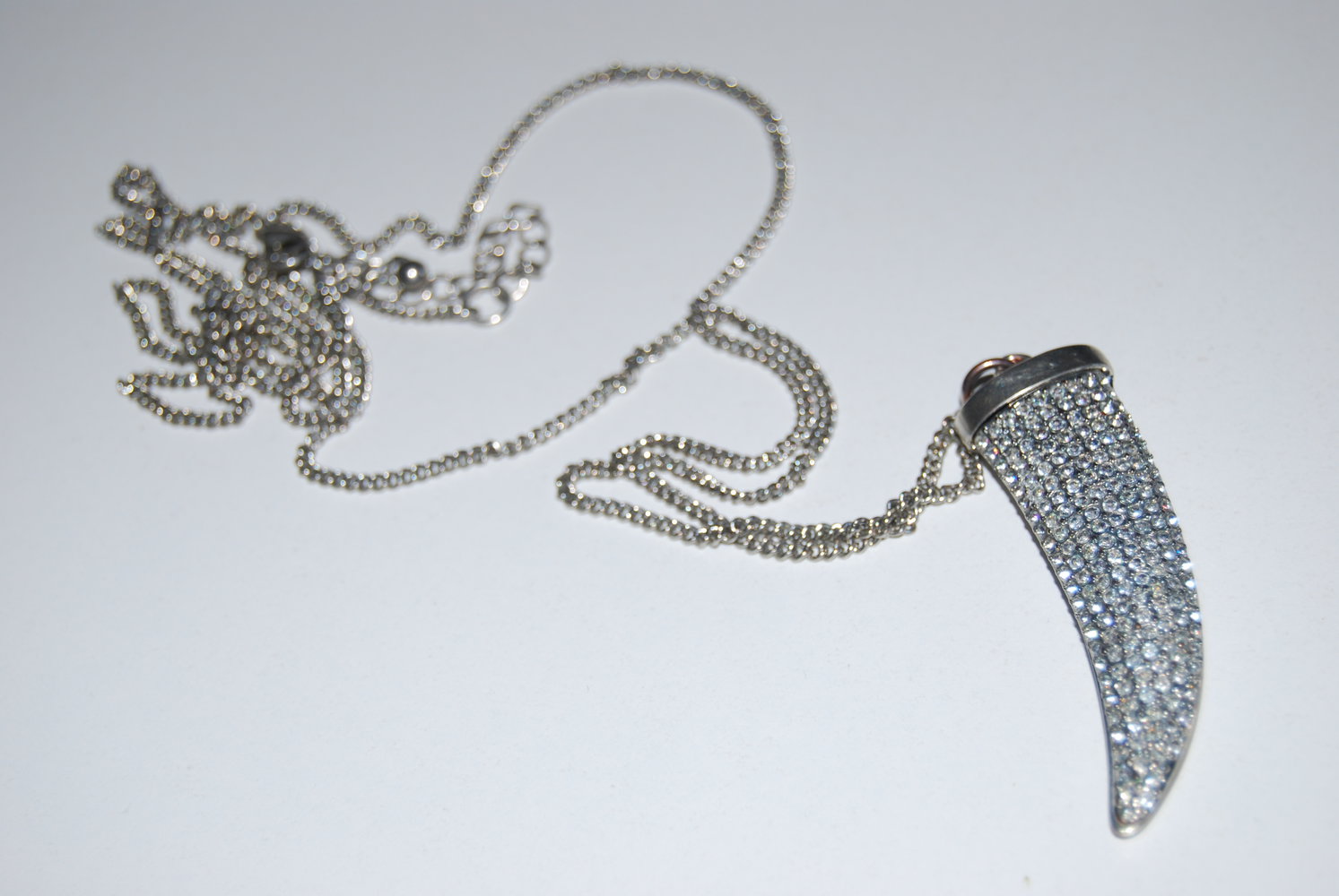 Kette mit glitzerndem Zahn