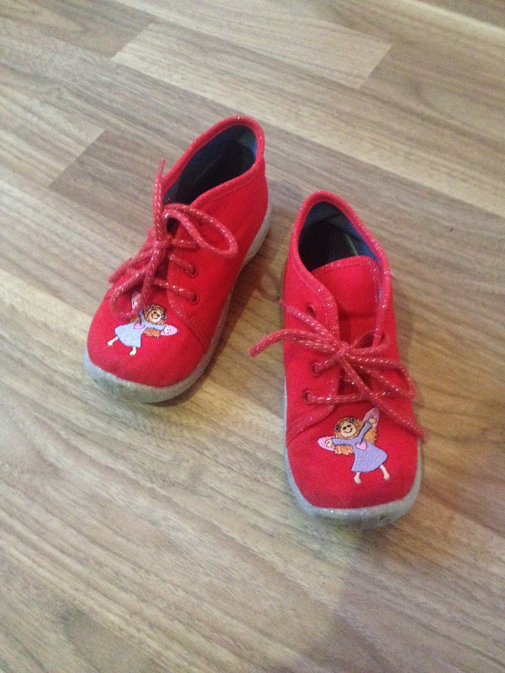 rote super fit Schuhe