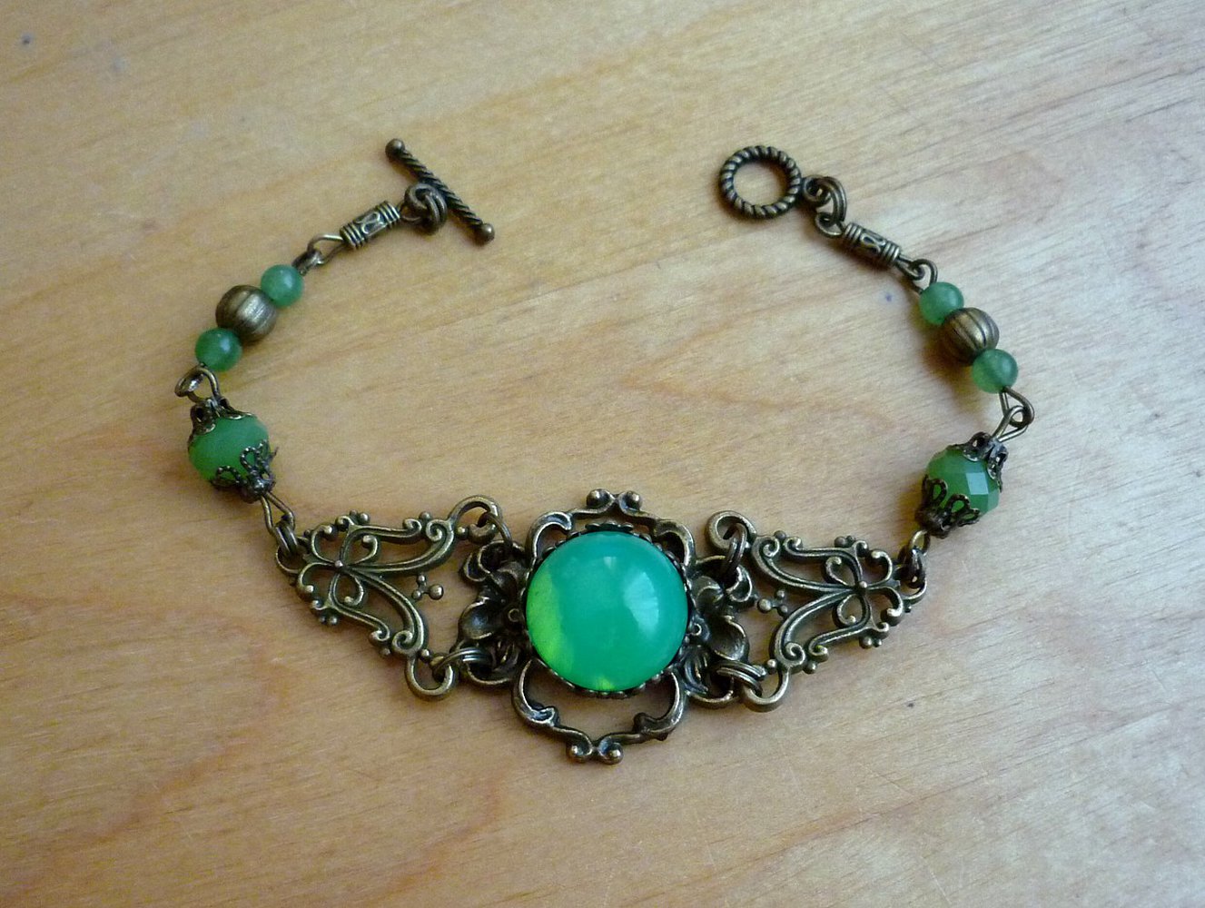 Armband Grün Ethno Schimmer Goa Gothic Ornament Ranken Stein Perlen opal look