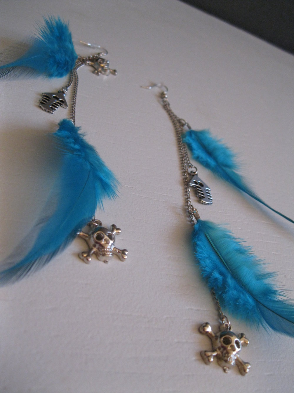 lange Ohrhänger mit Totenkopf, Federn und Fischgräten