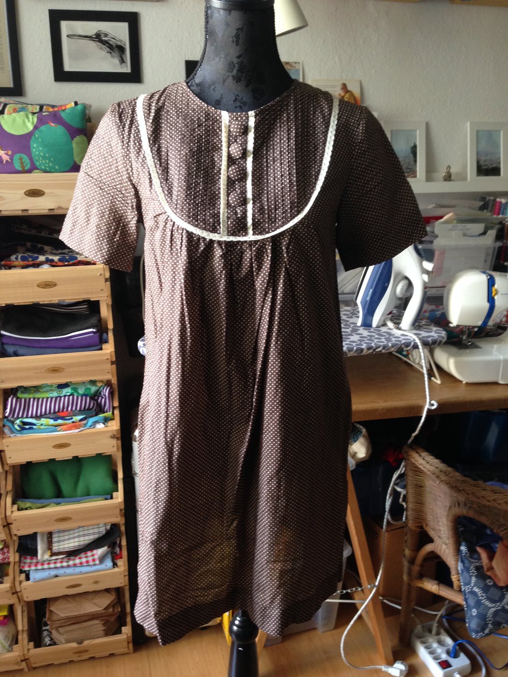 Kleid braun mit weissen Pünktchen 