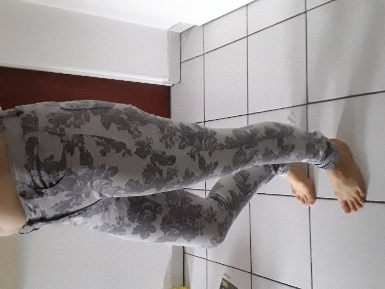 Jeanshose mit floralem Muster