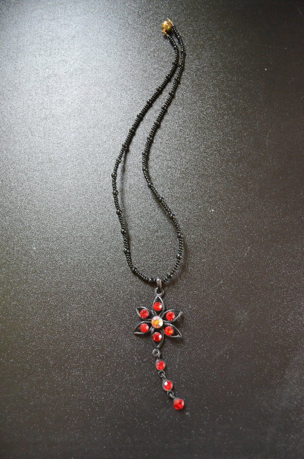 Schwarz Rote Blumenkette