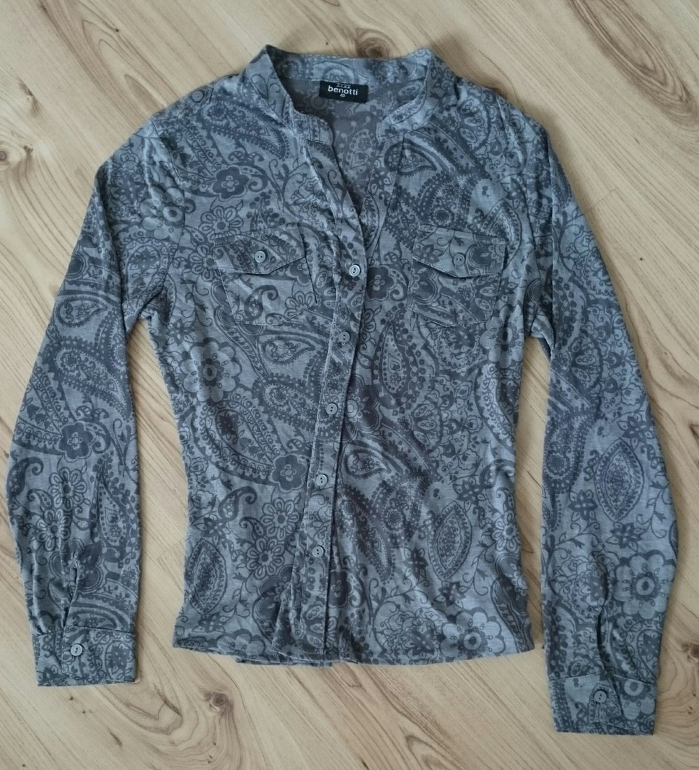 graue Bluse ethno florales Muster