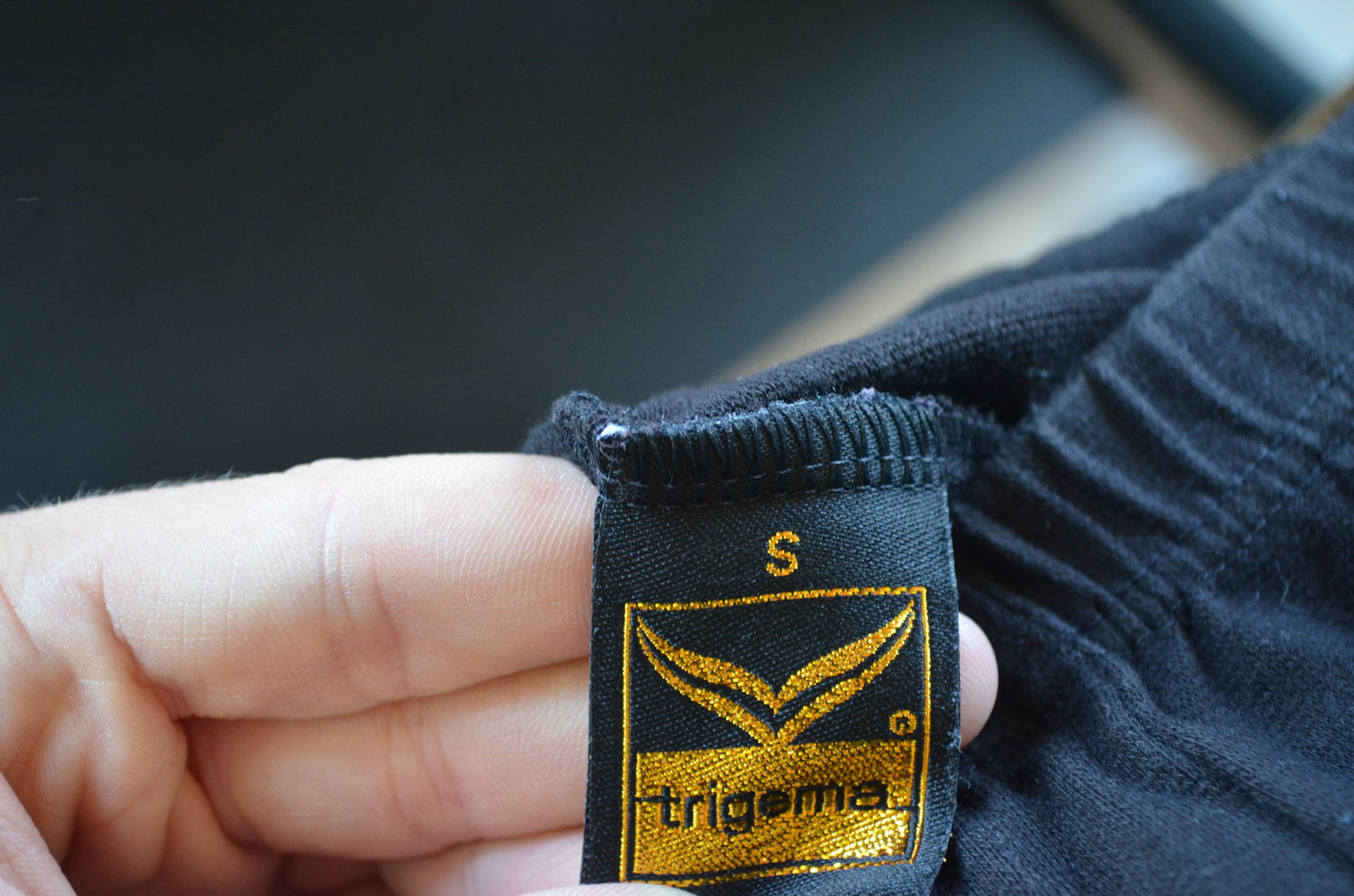 Trigema schwarze Leggings mit goldener Hawaii-Blume