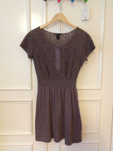 UNGETRAGENES Kleid mit Spitze