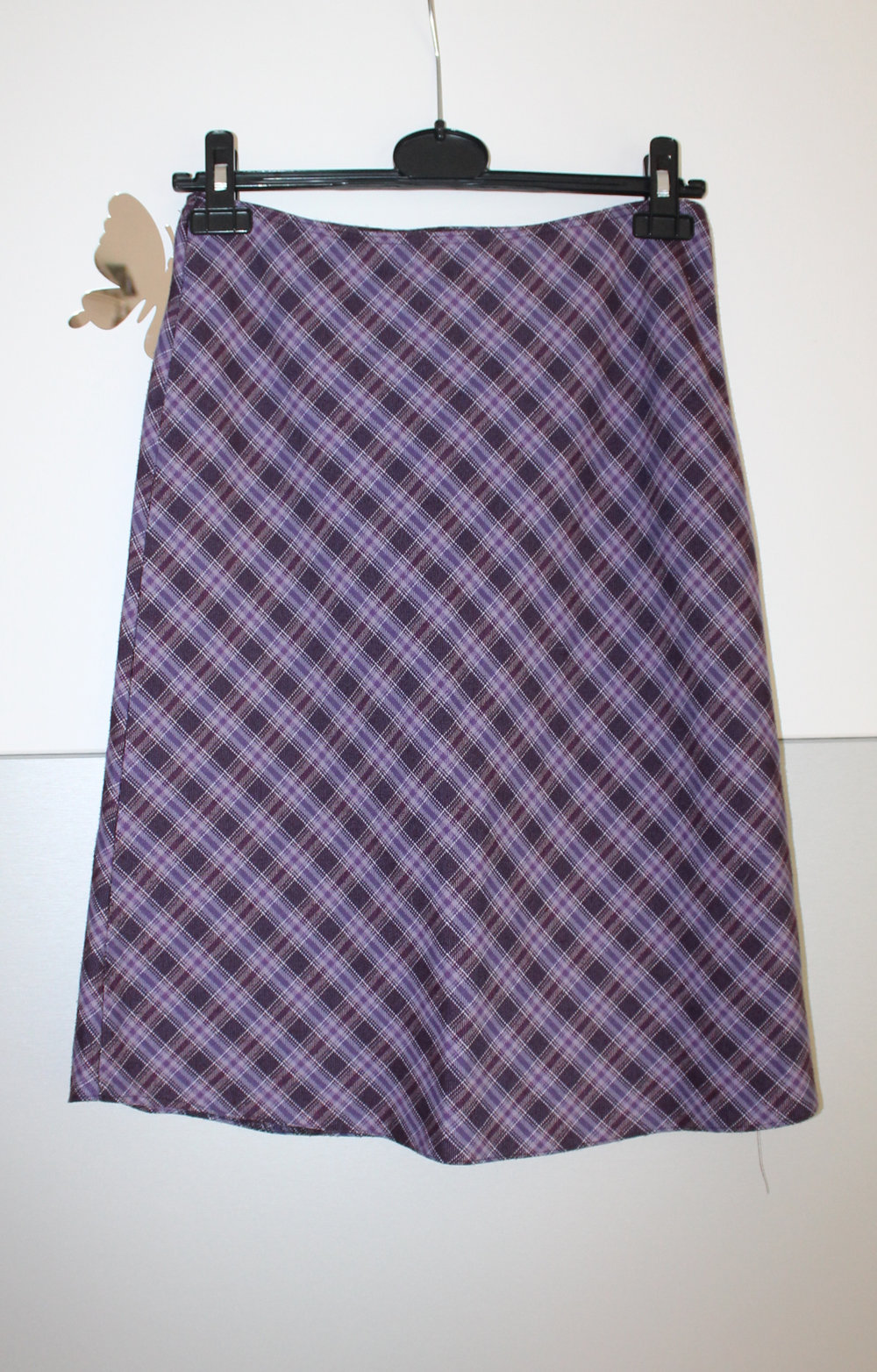 schöner, knielanger Rock mit Karomuster in lila
