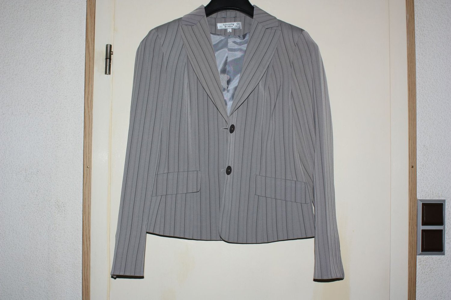 Hosenanzug grau mit Nadelstreifen in Gr. 36