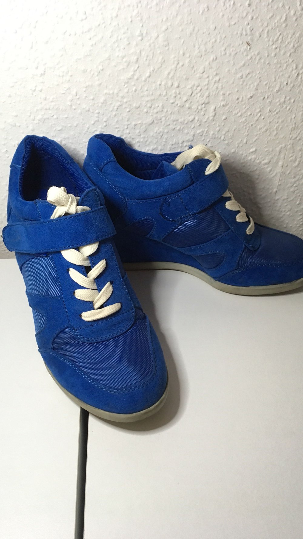 Royalblaue Schuhe mit Keilabsatz 