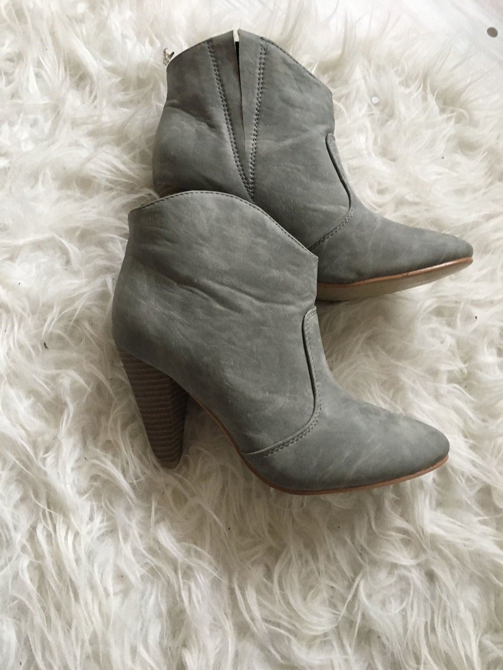 Stiefeletten mit Absatz in grau - Gr. 36