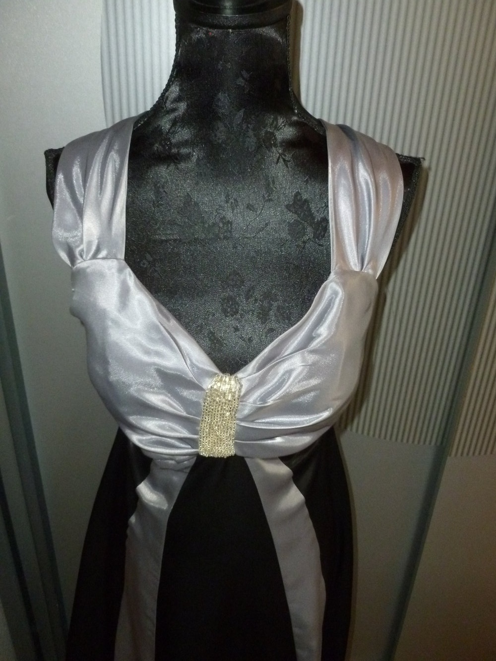 Abendkleid grau silber schwarz rückenfrei