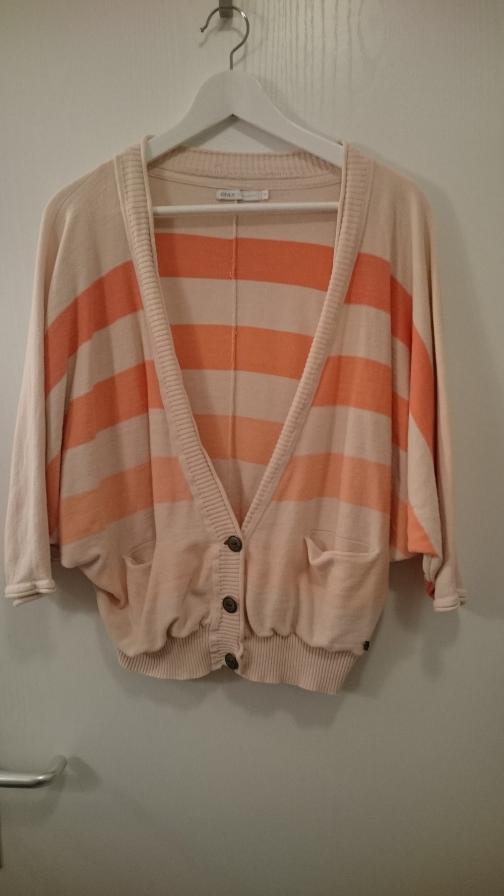 Gestreiftes, apricot farbenes Jäckchen