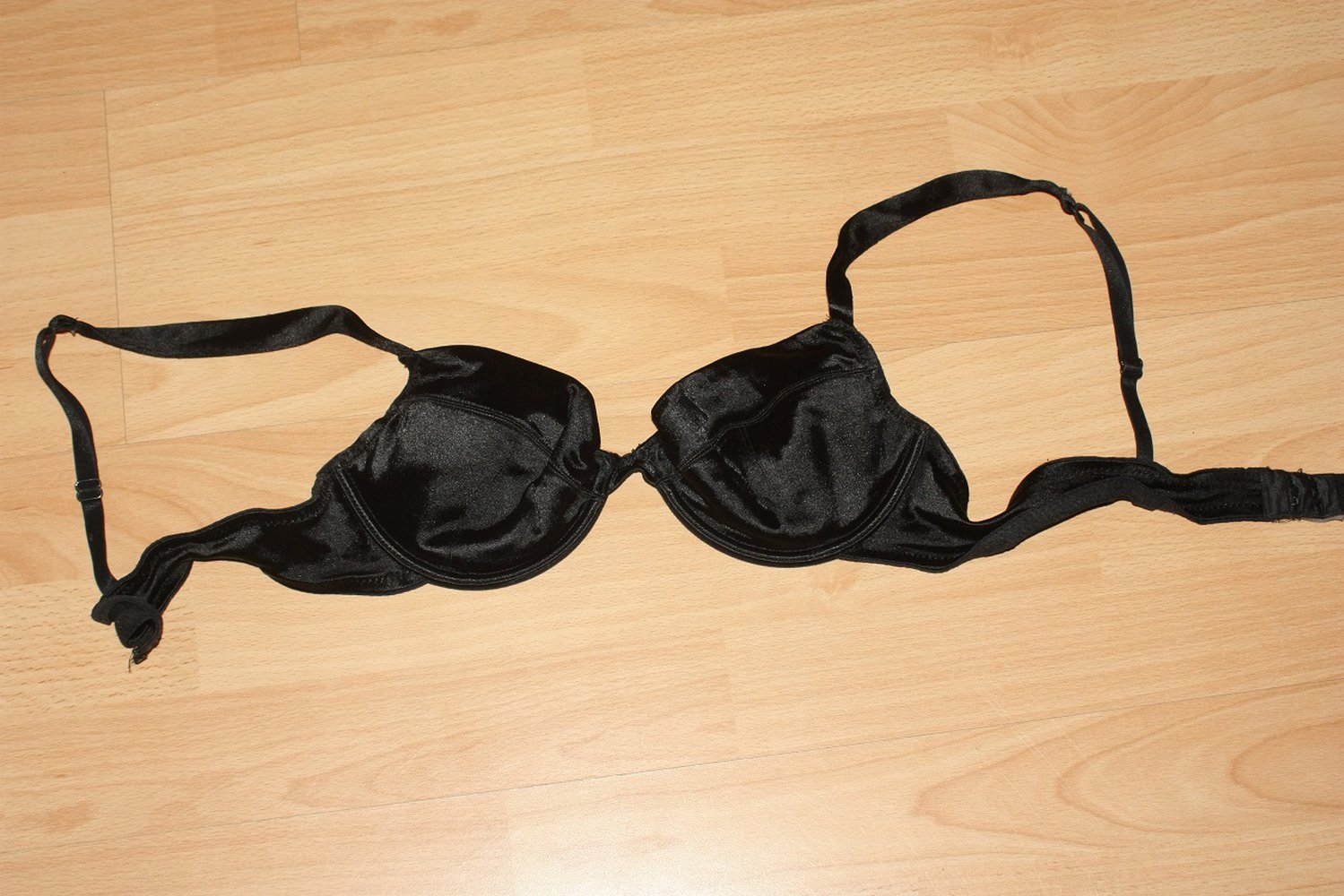 Schwarzer BH mit breiteren Trägern, Gr. 75B