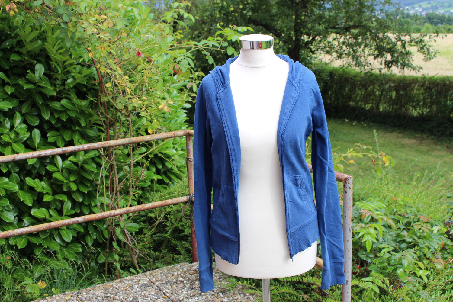 dunkelblauer cooler Kapuzenpulli