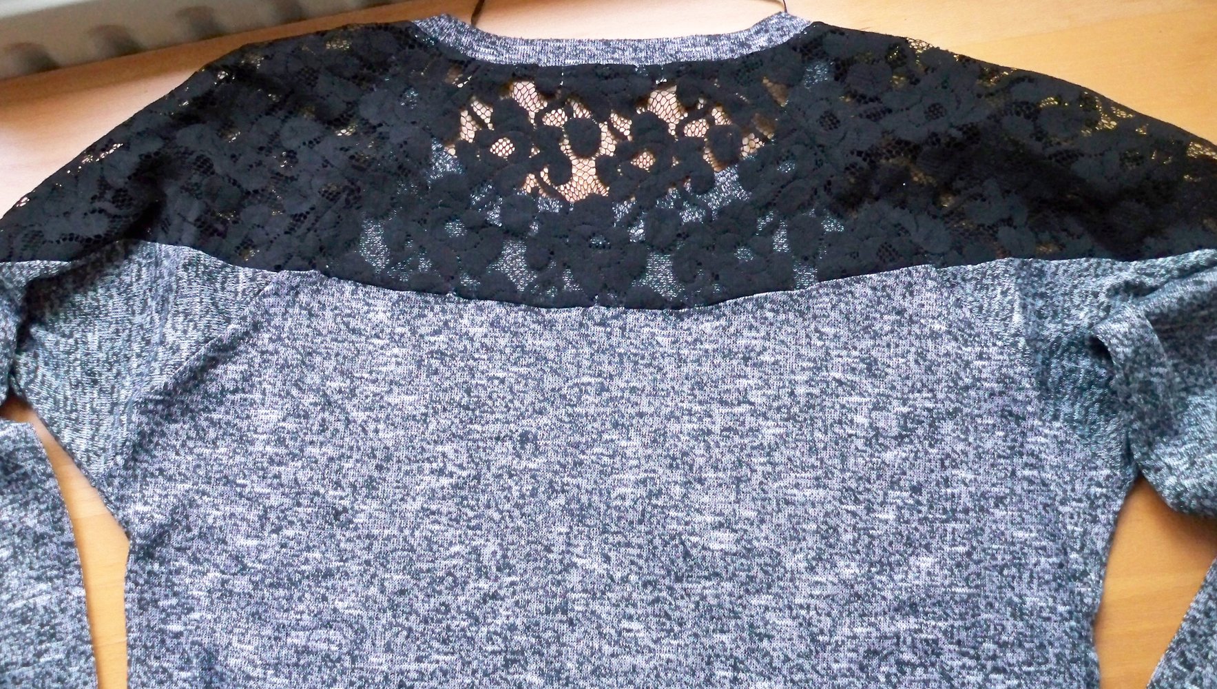 Schöner Pulli mit Spitzeneinsatz !