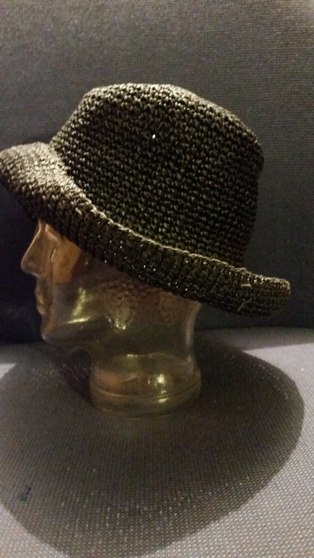 Schwarzer Sommerhut aus Stroh