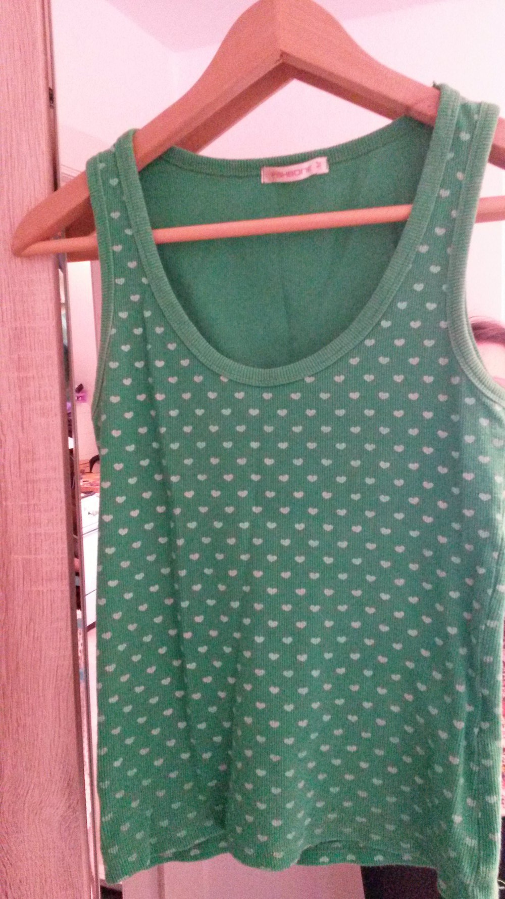 Grünes Top mit Herzen