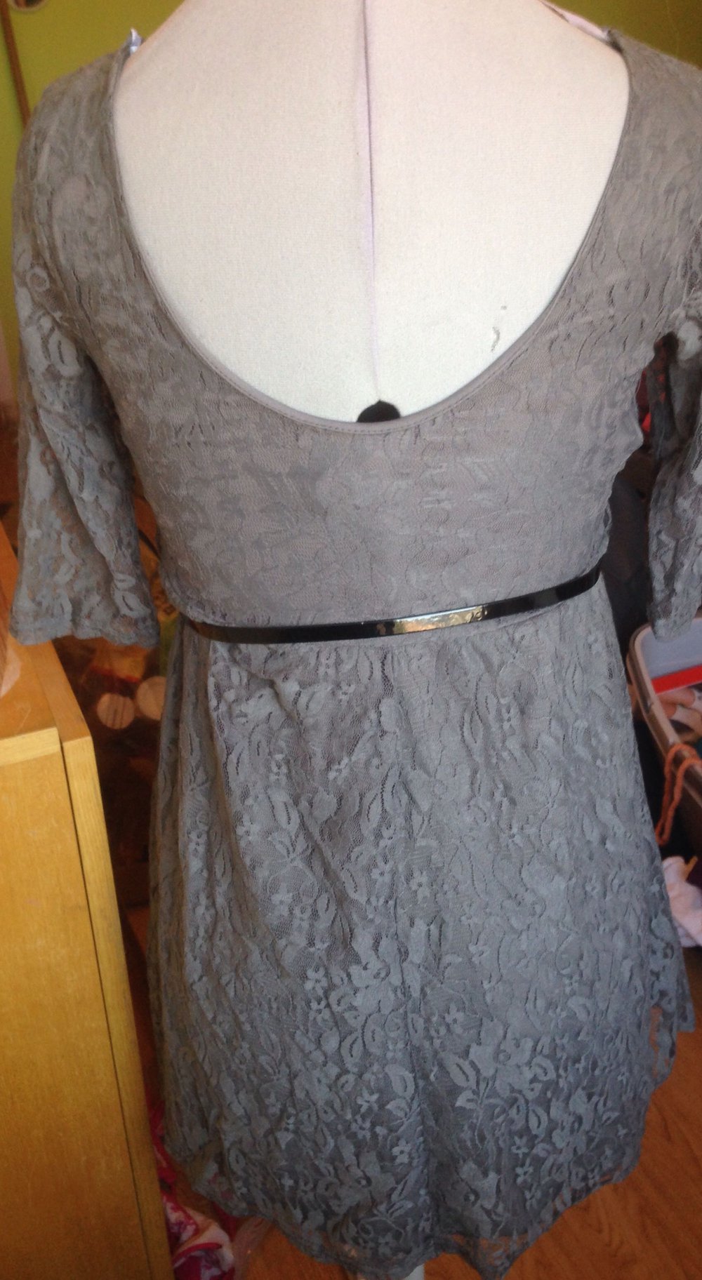 graues Kleid, Spitze, talliert 