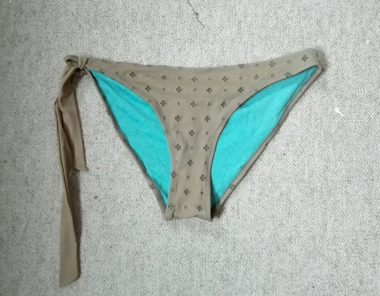 Beige-Türkiser Bikini mit Details