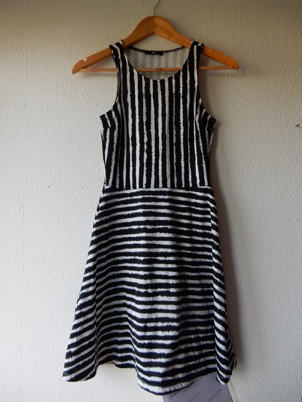 Streifenkleid im 90s Look