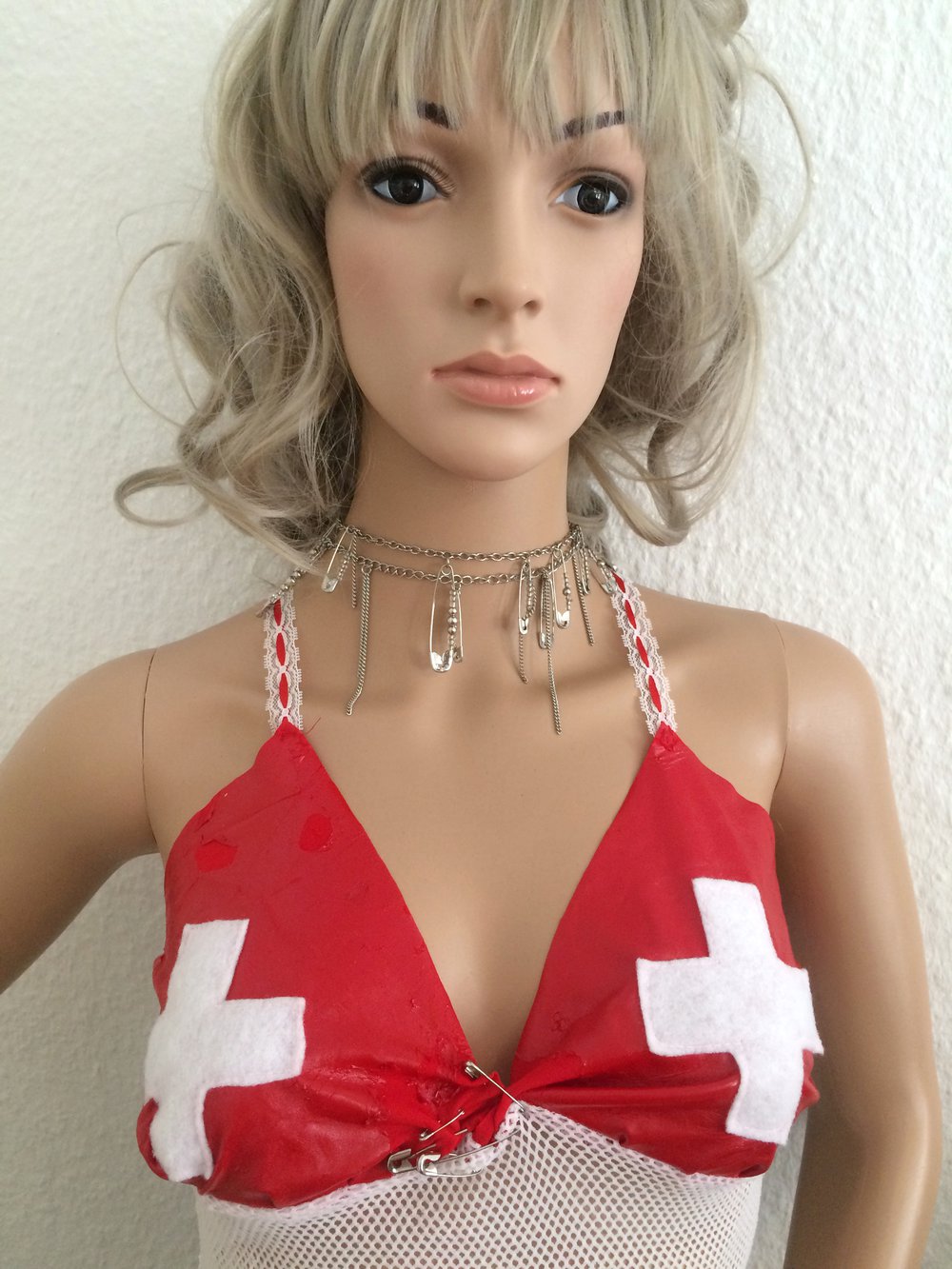 Vintage Retro Grunge Used Look Upcycling Sexy Krankenschwester Nurse Maid Lolita Karneval Netztop Rotes Kreuz in Lack-Optik