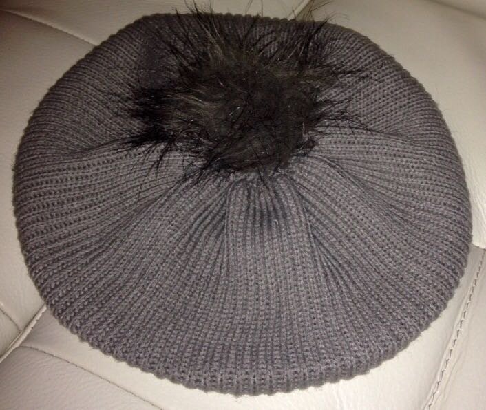 H&M Mütze mit Bommel Tellernütze grau