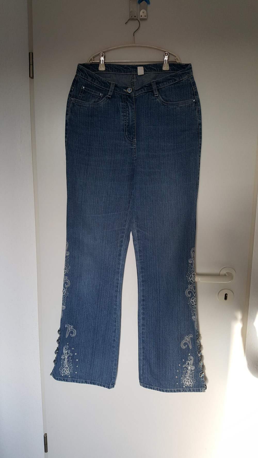 455. Retro-Schlag-Jeans mit Stickerei, Strasssteinchen und Schmuckknöpfen, Gr. 38