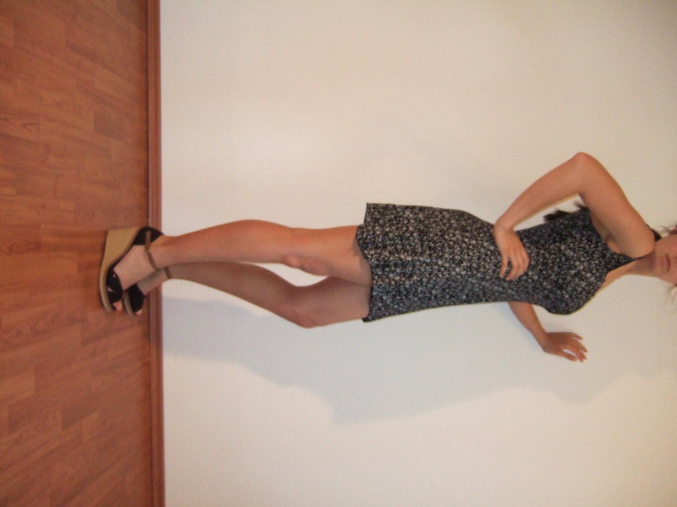 niedliches schwarzes Longtop mi kleinen weißen Blumen