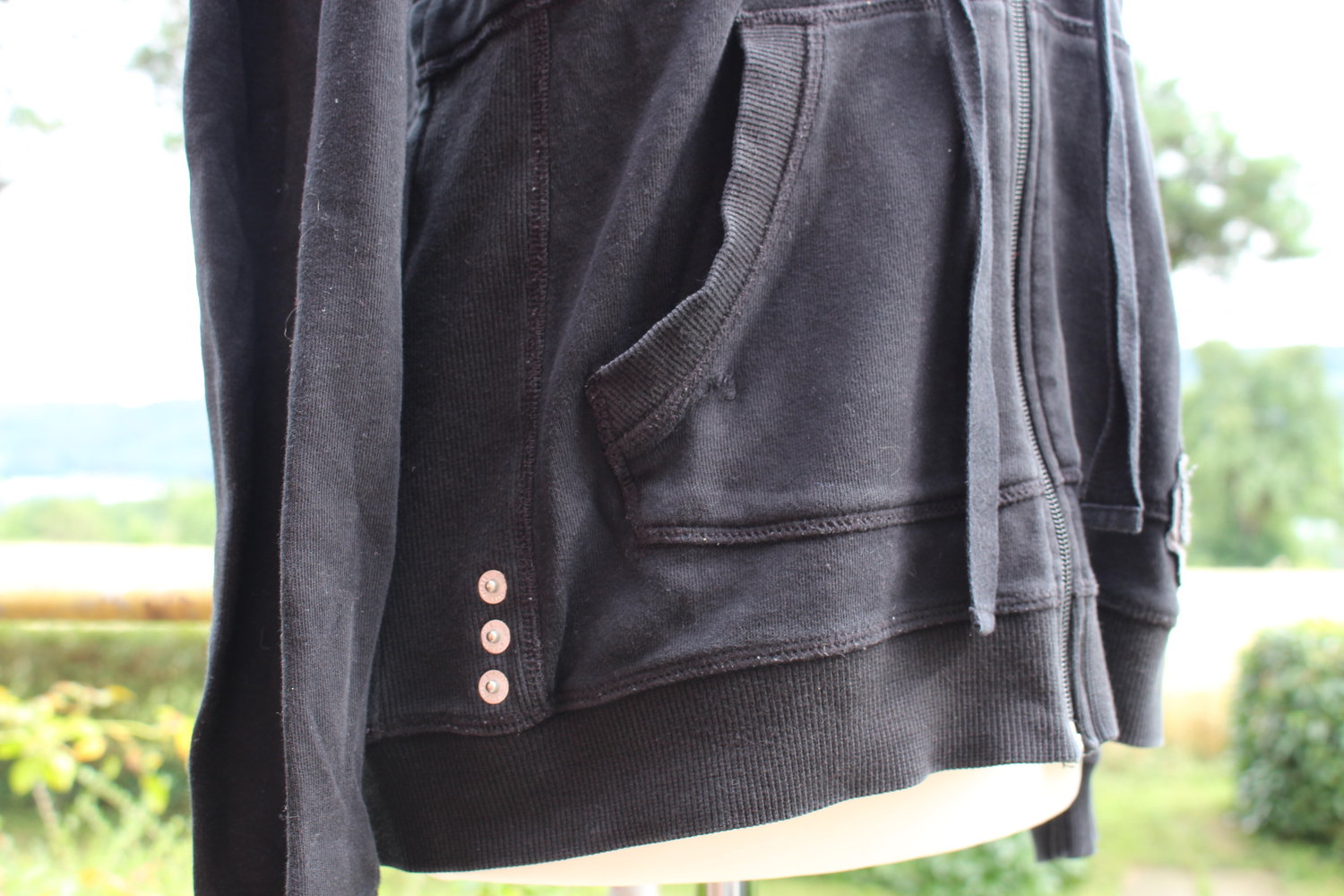 schwarzer Hoodie detaillreich