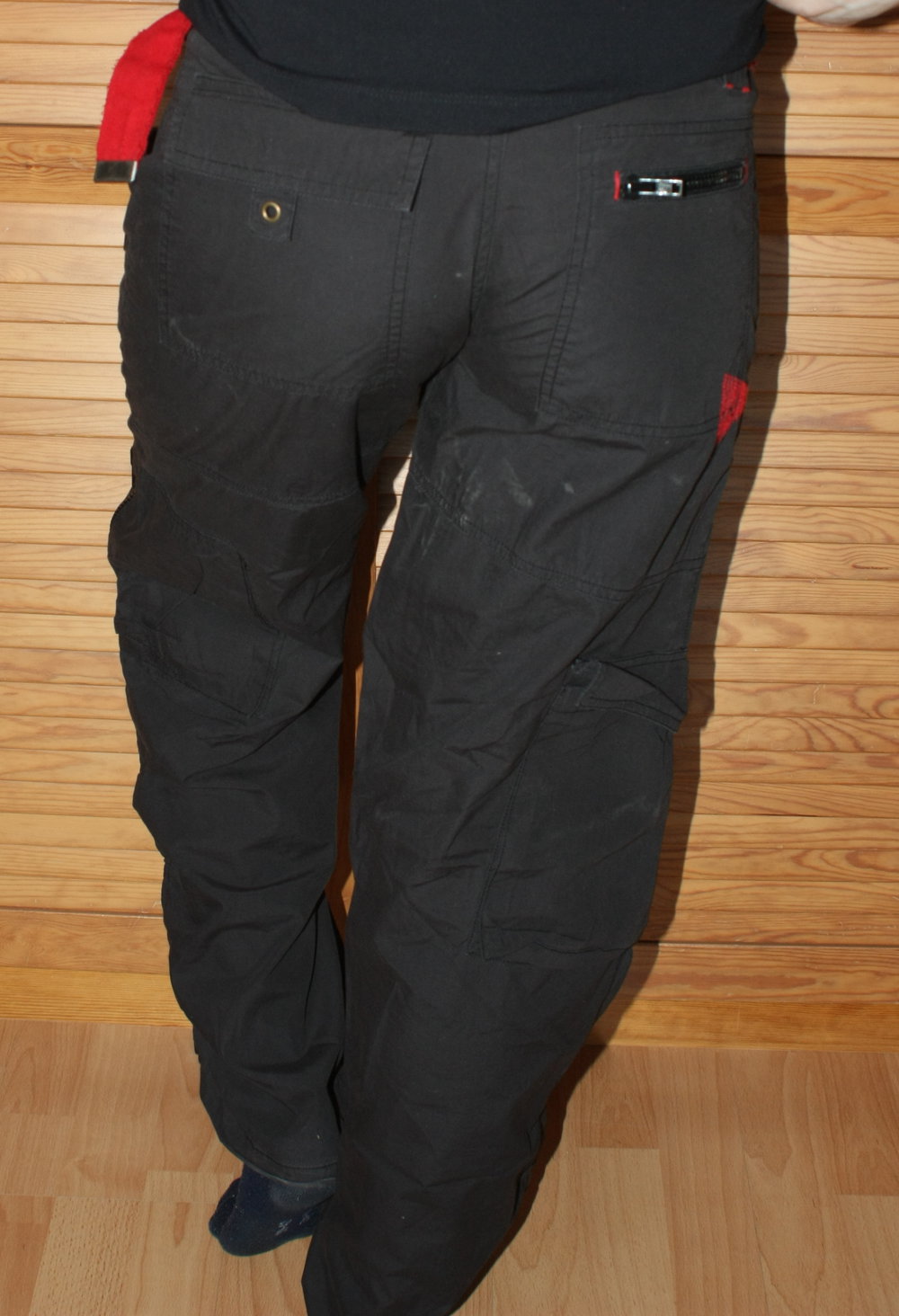 Stoffhose, Gr. 32, locker sitzend, blau mit rot