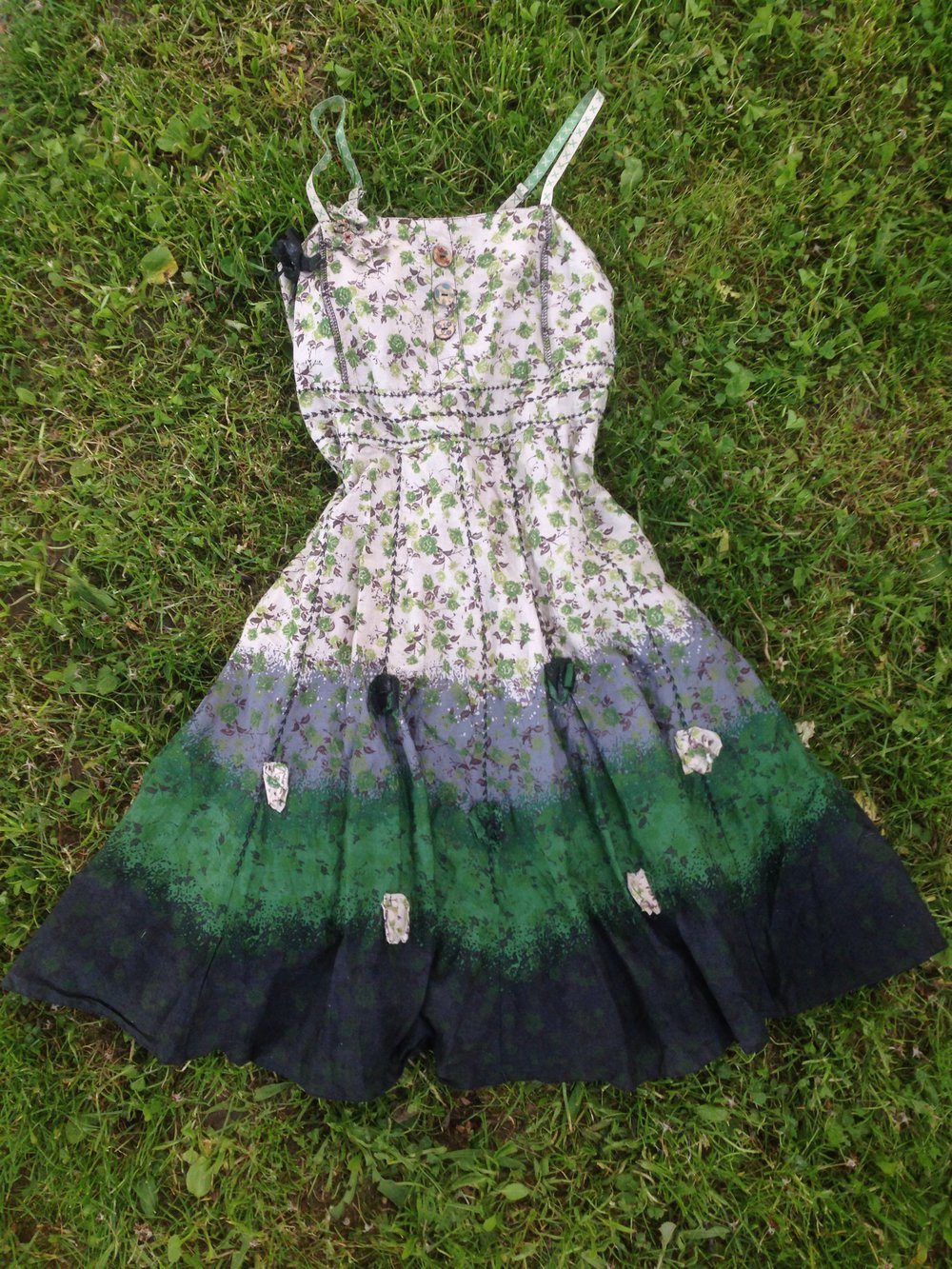 Besonderes Sommerkleid mit Blumen