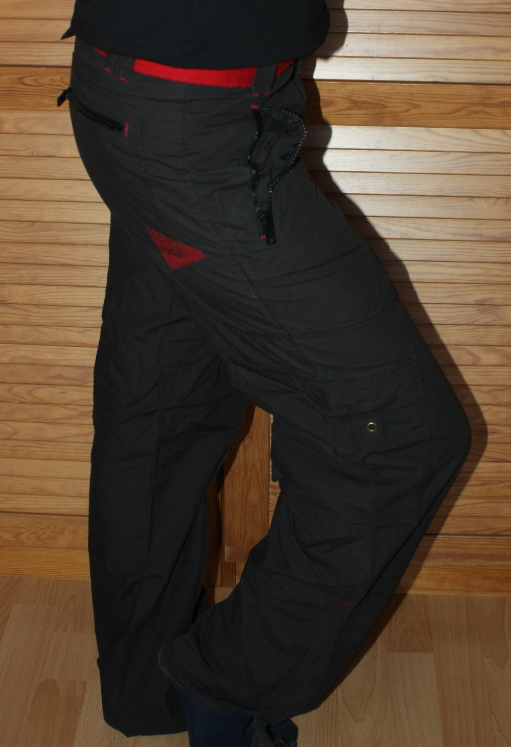 Stoffhose, Gr. 32, locker sitzend, blau mit rot