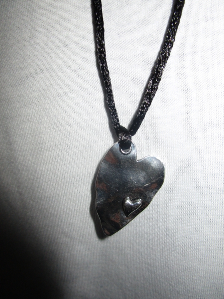 Seidenband mit Herzanhänger