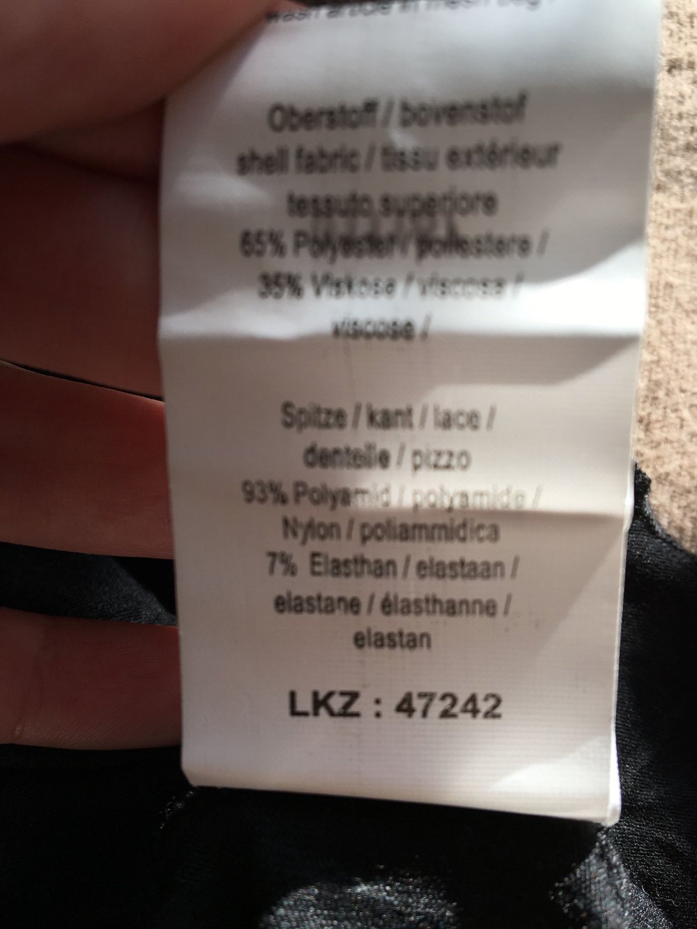 Schönes Oberteil mit Spitze und Strass