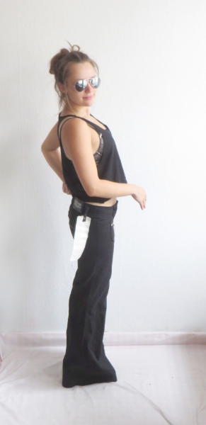 Lässige schwarze Schlaghose Gr. 28 bzw 36 Lackverzierungen bunte Reißverschlüsse