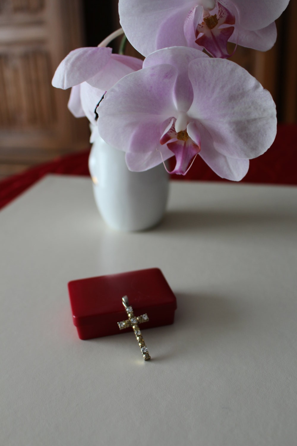 295. Kreuzanhänger mit sechs Steinchen,  Länge 3,8 cm, Breite 1,7 cm