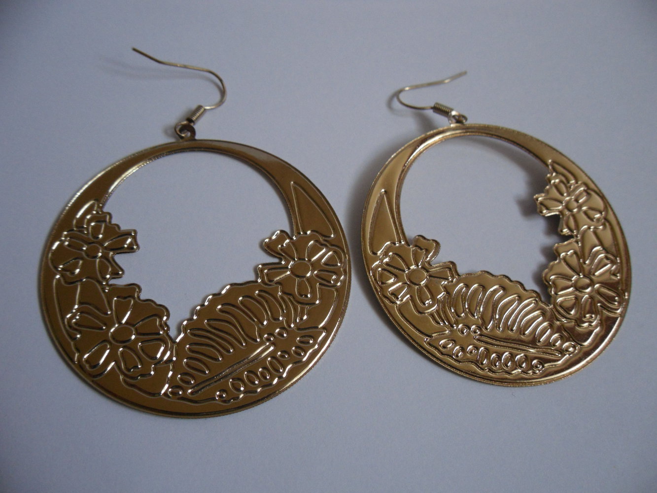 Goldene Ohrringe mit floralem Motiv