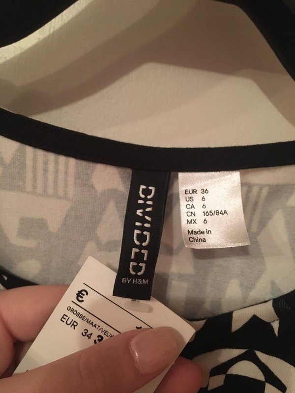 kurzes Kleid mit Muster