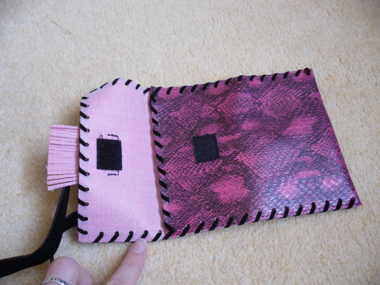 Kleines Täschchen in pinker Schlangenlederoptik