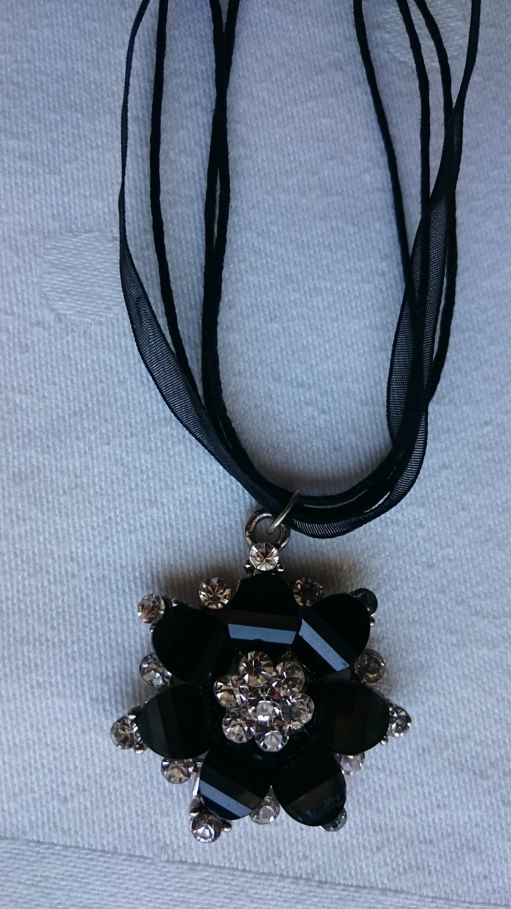 edle Halskette mit großer schwarzer Blume Goth