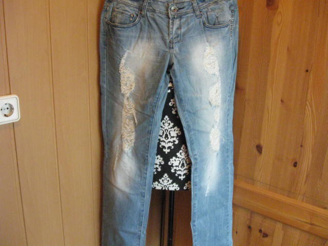 *** Risse Jeans mit Steinchen ***